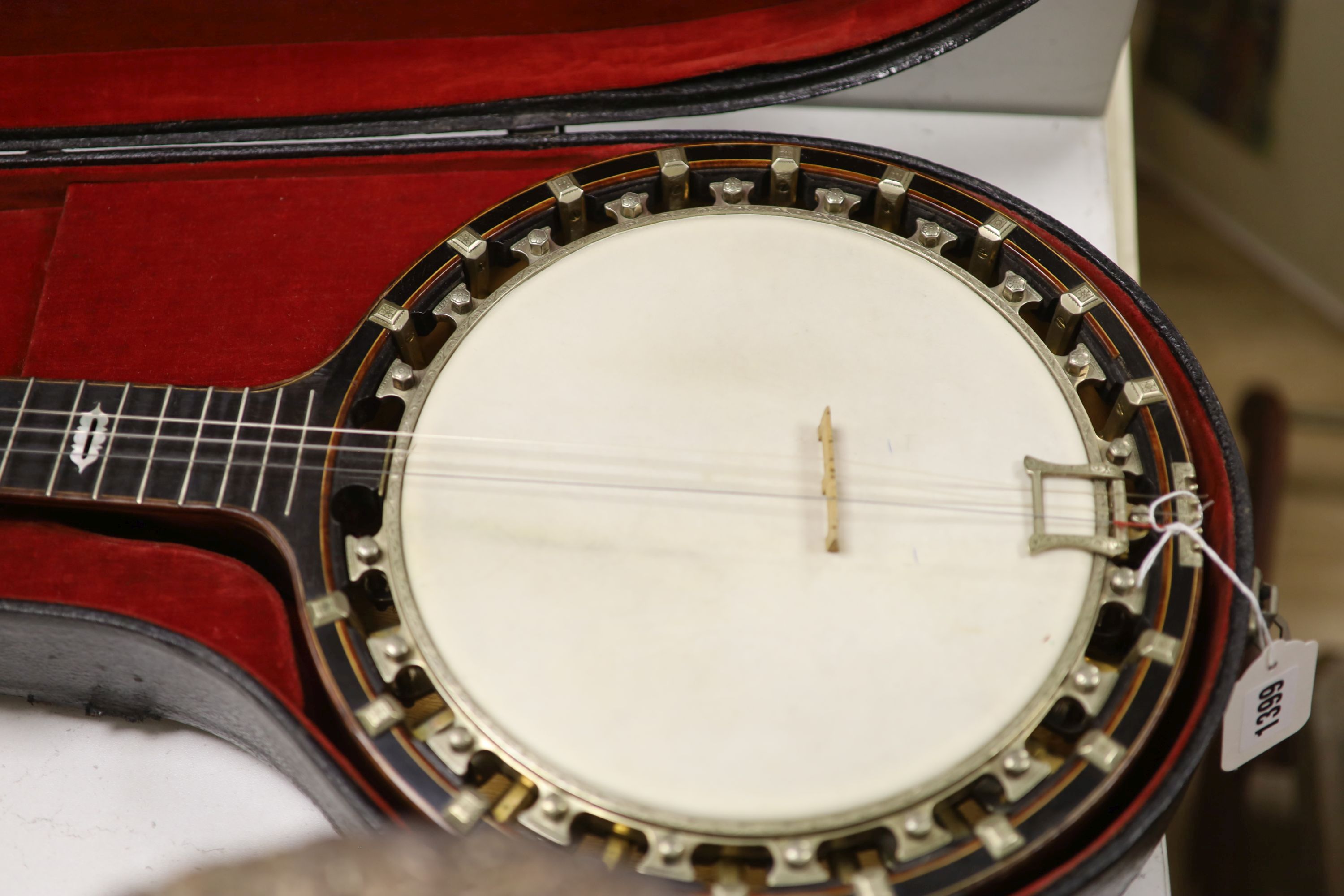 The Olly Oakley model zither banjo made by AO Windsor, 6 strings, cased, length 95cm